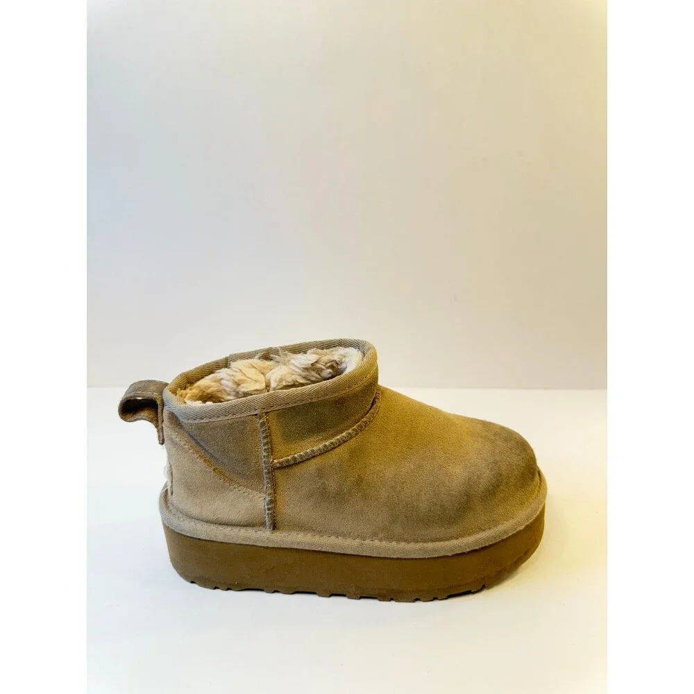 C47. UGG Unisex-Child Classic Ultra Mini Platform Boot, Sand, 1 Little Kid